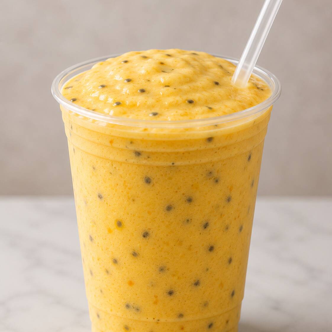 Refrescante, cremoso e cheio de sabor! Nosso Milk Shake de Maracujá é preparado com sorvete e leite, batidos na hora para criar uma textura irresistivelmente cremosa. O sorvete de maracujá contém pedacinhos da fruta e pequenas sementes, proporcionando um sabor mais natural e uma experiência única a cada gole.
Perfeito para quem ama a combinação do doce com o toque levemente azedinho do maracujá.