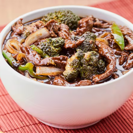 Tiras suculentas de carne salteadas, com brócolis frescos, cebola e pimentão, envolvidas em um molho oriental equilibrado e saboroso.