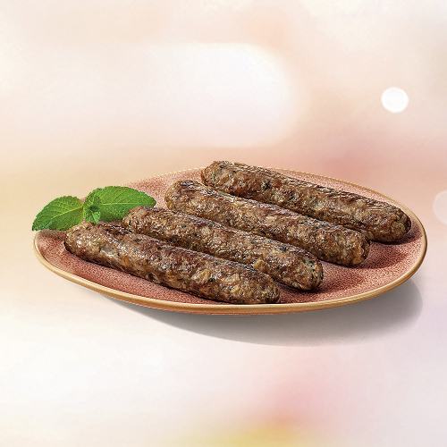 Rolinhos de carne temperado. acompanha vinagrete e molho de alho. o tempero é o segredo pra esse prato que conquistou todas as culinárias! 4 rolinhos de carne perfeitamente temperados, o melhor do sabor árabe. acompanha 1 minipão sírio. (231 g).