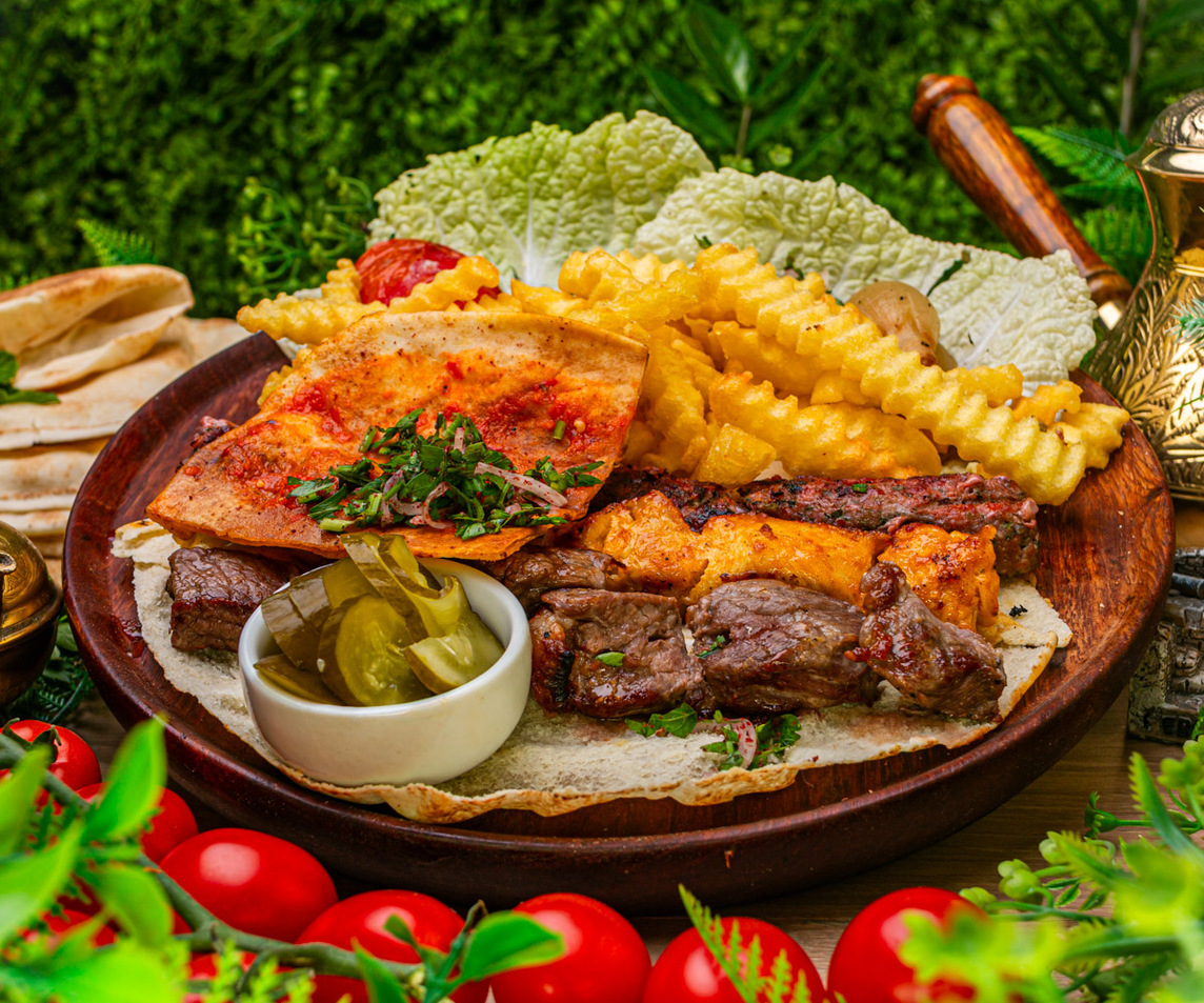 1 Kafta, 1 Tawuk, 1 Carne.
Acompanha batata frita, picles, pão árabe, pão tostado apimentado, salada com cebola, salsinha e tomate assado.
