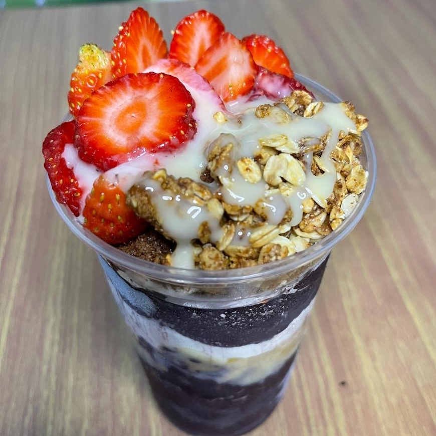 Copo bem recheado, montamos o copo com os itens que vc selecionar no cardápio frutas, acompanhamentos e cobertura.