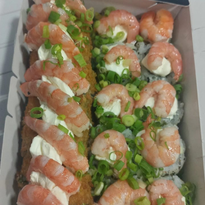 HOT DOG DE CAMARÃO COM SALMÃO E URAMAKI DE KANI COM CAMARÃO