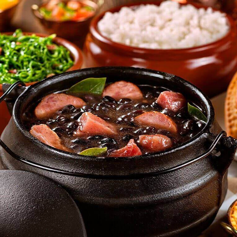 Delicioso kit feijoada com: 1 Litro de Feijoada, 1 Porção média de arroz, Banana, torresmo, farofa, couve refogada, vinagrete e costelinha de porco frita.