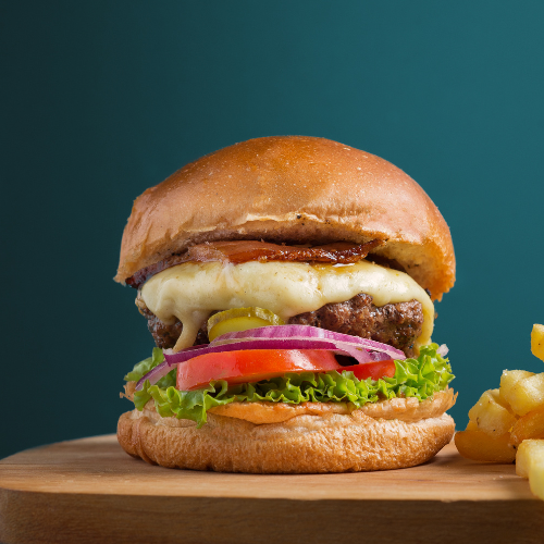 Pão Brioche Amanteigado, 150g de um Suculento Bland de Carnes Artesanal Queijo Mussarela, Ovo e Bacon Crocante Regado a um Delicioso Molho Artesanal da Casa!