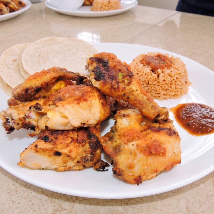 1 Pollo y 1/2 Asado al Carbón