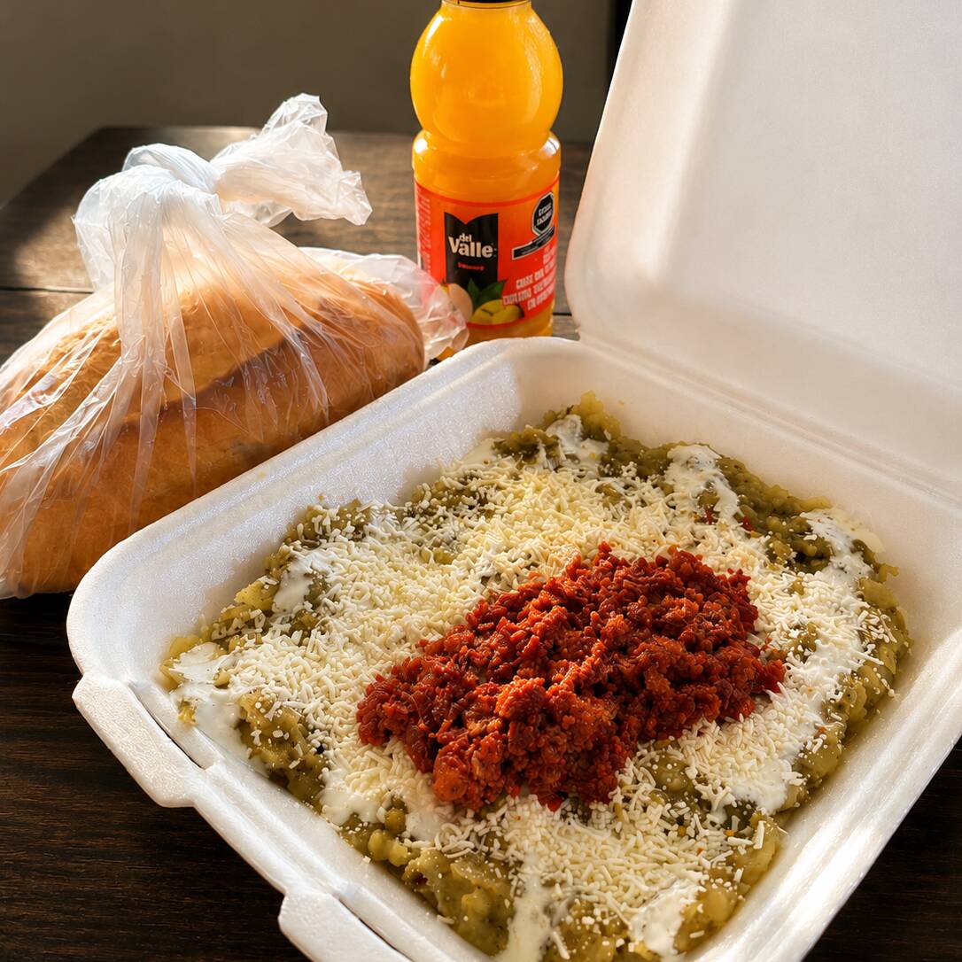 Chilaquiles Verdes C/Chorizo + Bolillo + Jugo