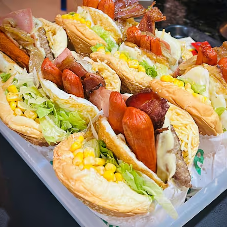 Delicie-se com nosso Cheddar Especial: Hambúrguer (a escolher), pão com gergelim, queijo, presunto, Catupiry cremoso, ovo, alface, tomate, milho e batata. Um equilíbrio perfeito entre texturas e sabores que vai encantar seu paladar. Faça seu pedido e mergulhe nessa experiência irresistível!