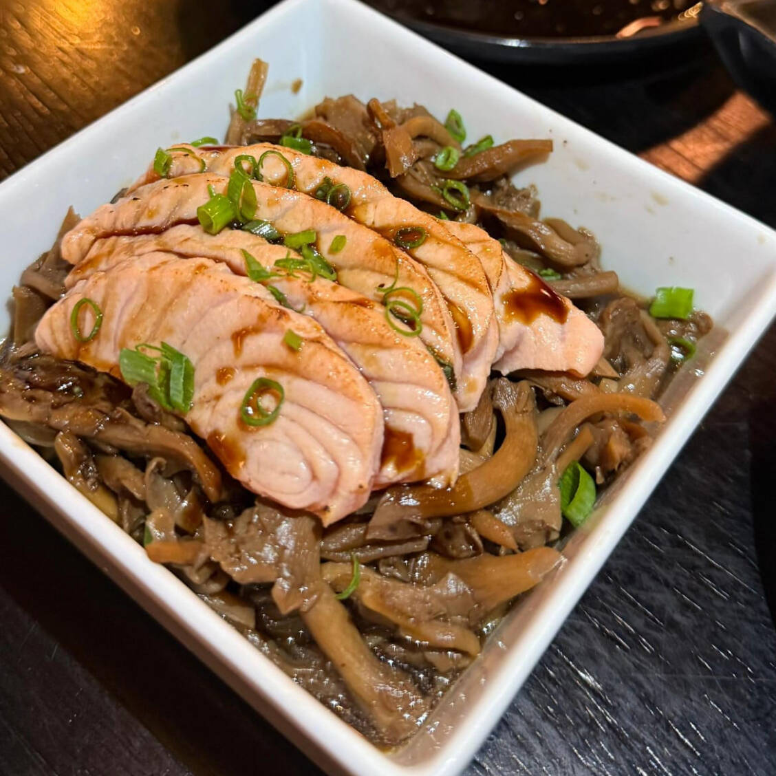 Delicioso shimeji premium salteado, acompanhado de pedaços suculentos de salmão fresco e abacaxi doce, tudo realçado pelo molho especial do chef. Uma combinação única que traz equilíbrio entre o sabor delicado do shimeji, a suavidade do salmão e a refrescância tropical do abacaxi