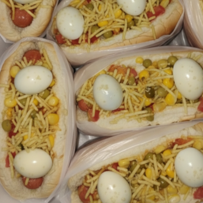 Salsicha ,ovo de codorna, tomate,cebola,milho ,ervilha ,batata palha ,queijo ralado