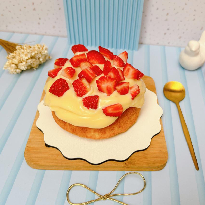 Massa Caseira super fofinha com cobertura de brigadeiro cremoso de leite ninho e morangos frescos picados finalizado com leite Ninho polvilhado e granule branco.