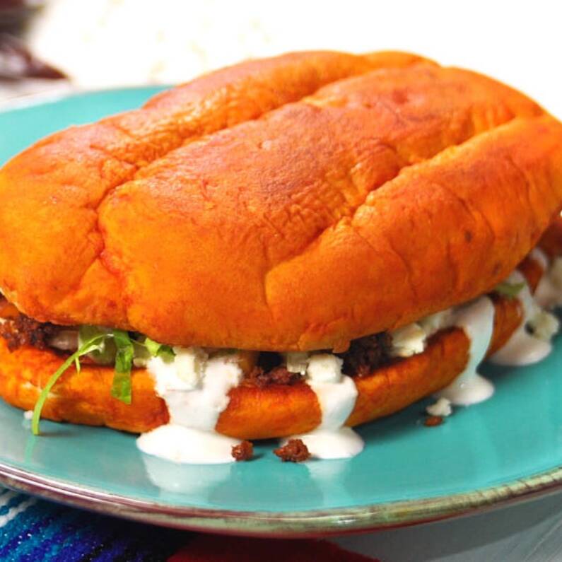 Pambazo Con Tinga De Pollo