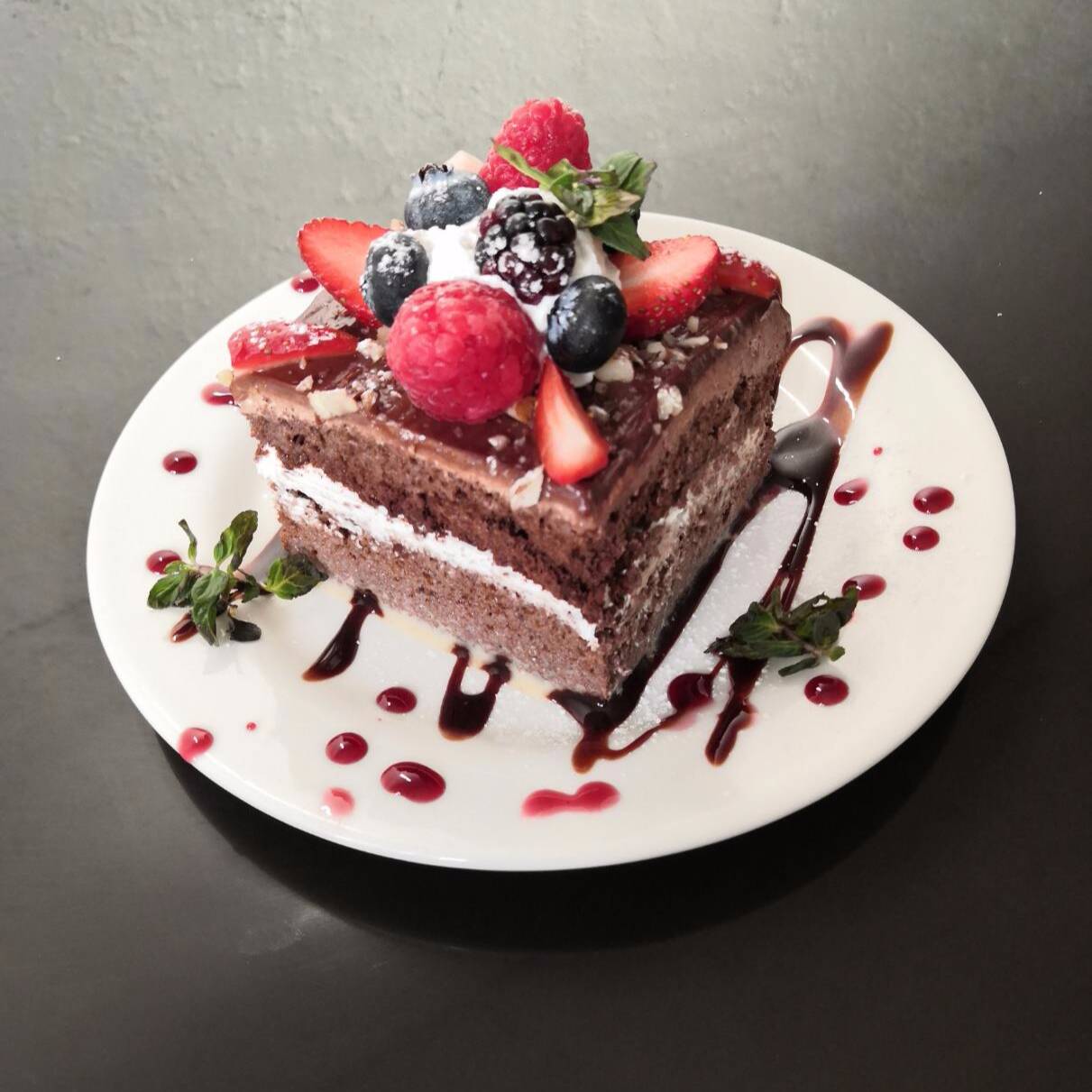 Pastel de Chocolate con Frutos Rojo