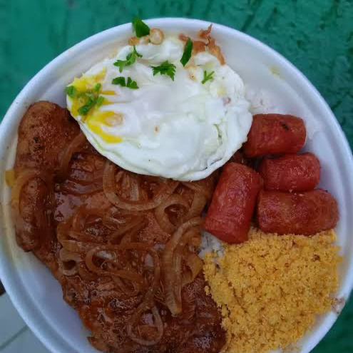 Arroz branco , feijão , farofa , 1 Carre com 1 ovo, linguiça mineira e batata frita