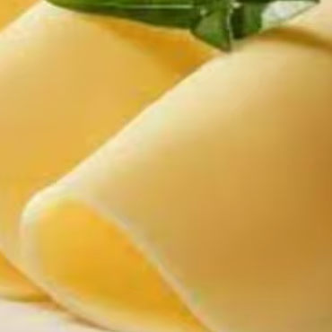 Experimente a indulgência irresistível do queijo Tirolez, a riqueza autêntica do queijo Vilanova ou a tradição inigualável do queijo Tirolez, todos em fatias de 100g.