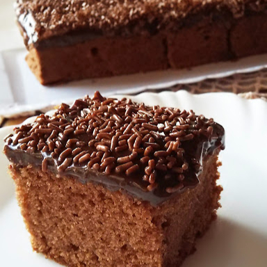 Fatia de bolo de chocolate simples, perfeito para os amantes de chocolate.