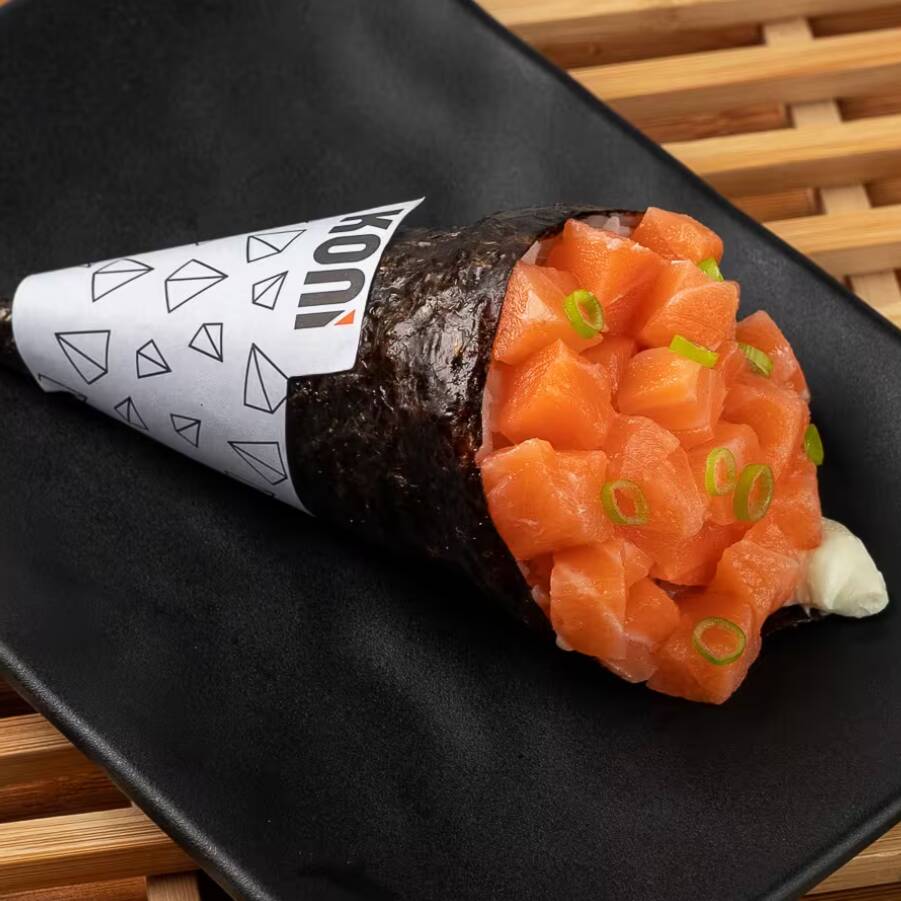 Salmão, arroz, cream cheese e cebolinha.