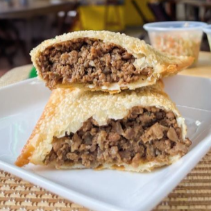 Suculenta carne, queijo bem derretido, ovo, tomate e azeitona.