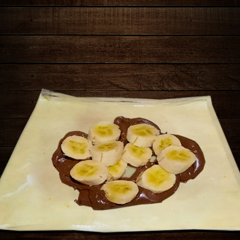 É possível degustar o irresistível sabor da combinação do chocolate com a avelã, criando uma experiência culinária inigualável. Acrescido a isso, a banana nanica traz um contraste de sabores que desperta o paladar. A banana, macia e suculenta, equilibra perfeitamente o doce intenso do chocolate, resultando em um pastel que é um deleite para todos os sentidos. Aproveite e experimente essa explosão