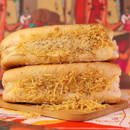 2 Hot Dogs Tradicionais de 20cm com aquele Super Recheio. Pão, 2 salsicha perdigão, ketchup, mostarda, maionese, molho de alho, milho, batata palha, tomate, cebola e farofa temperada. Finalizado com purê de batata com queijo, farofa e batata palha. Serve 2 pessoas