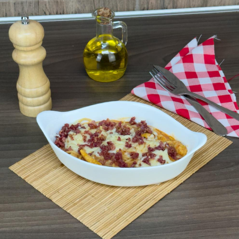 Espaguete com Frango e Bacon (aprox. 500g) Macarrão ao molho cremoso com cubos de frango suculento e bacon crocante. Sabor marcante em uma porção que satisfaz!