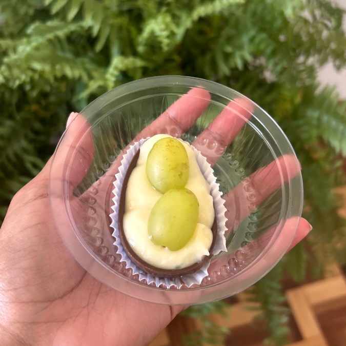 Casquinha de chocolate feita na forminha de 50g, com o recheio da sua preferencia. Aproximadamente 50g. Obs: escolher um dos recheios abaixo