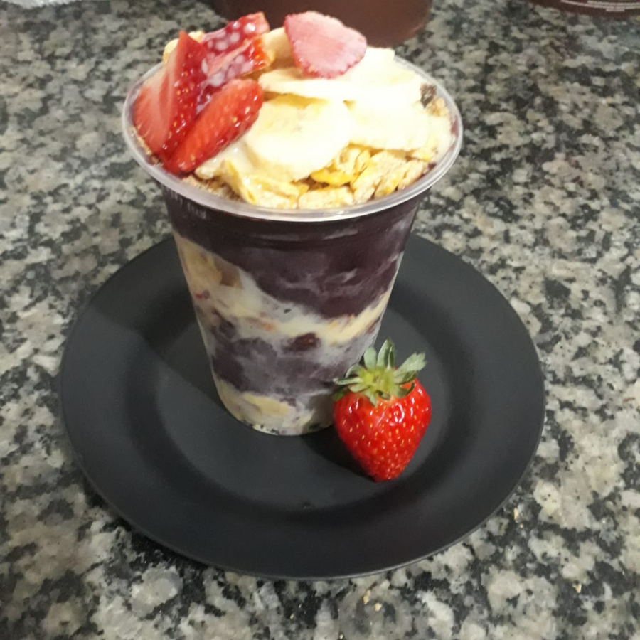 Açai delicioso cremoso com frutas fresca e Complementos Grátis!