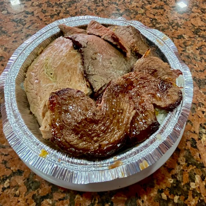 Arroz, feijão, farofa, batata ou polenta frita + 03 tipos de carnes à sua escolha.