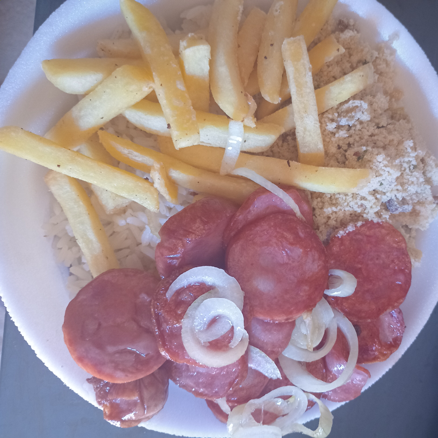 Arroz branco,feijão farofa e batata frita.