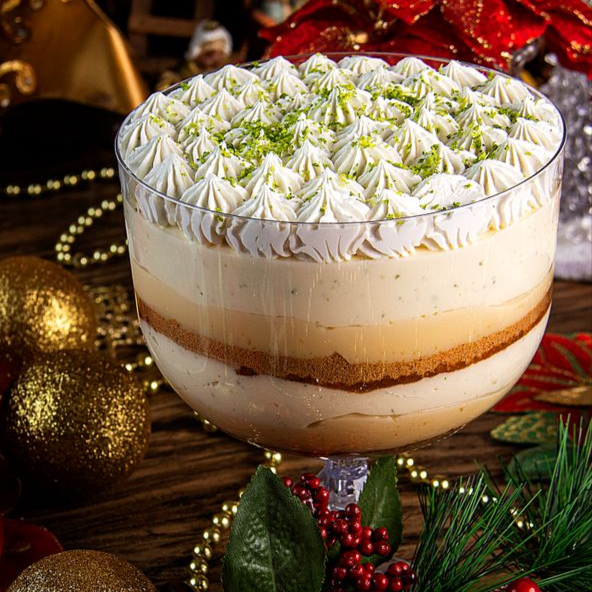 Taça de sobremesa com camadas intercaladas de biscoito especial de baunilha, brigadeiro cremoso de limão, chantilly, finalizado com raspas de limão e merengue maçaricado. Ideal para presentear quem você ama ou para uma ocasião especial para deixar sua mesa ainda mais elegante.