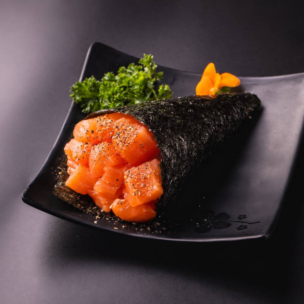 Temaki Salmão: preparado com arroz japonês, alga nori e salmão fresco de alta qualidade. Um cone com combinação clássica, leve e irresistível, perfeita para quem busca o verdadeiro sabor da culinária japonesa em cada mordida! 🍣✨
