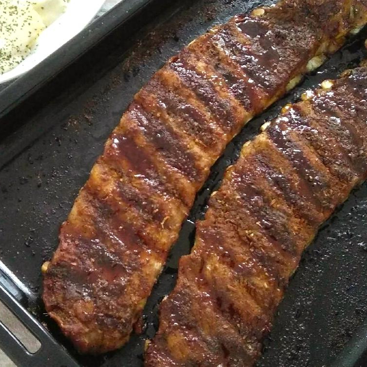 Deliciosa porção de costelinha de porco, assada à perfeição e pesando aproximadamente 500 gramas. Esta iguaria suculenta, da categoria 'Assados', é um verdadeiro deleite para os amantes da boa mesa. A imagem é meramente ilustrativa, porém, a realidade é ainda mais saborosa e apetitosa. Por favor, note que não aceitamos alterações no prato e o peso do produto é aproximado. As nuances de sabor neste prato são cuidadosamente equilibradas e não estão sujeitas a mudanças. Este produto é ideal para consumo imediato, garantindo sua frescura e qualidade inigualáveis.