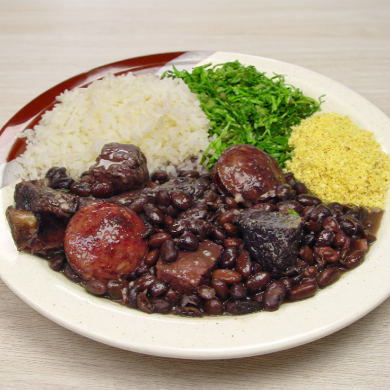 Feijão preto bem temperado, carnes suínas paio, calabresa, costelinha e carne seca, arroz soltinho, couve refogada na manteiga, farofa temperadinha, torresmo.