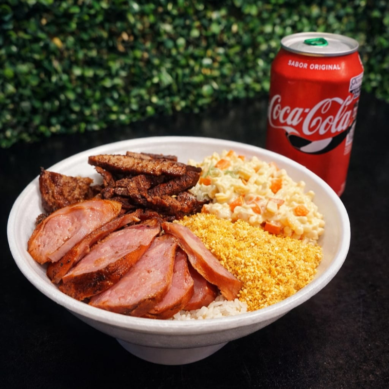 arroz, feijão, carne, linguiça, farofa e maionese acompanha coca-cola 350ml