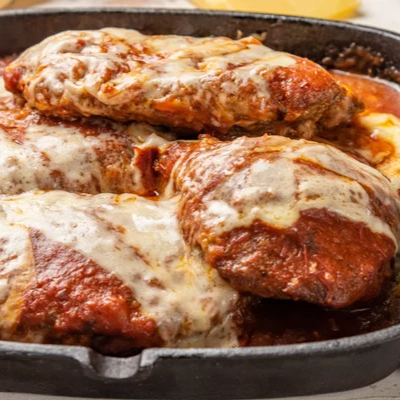 Filé de carne gratinado e ao molho de tomate, com dois acompanhamentos a sua escolha. Prato executivo individual.