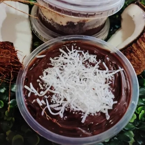 bolo de pote prestígio, o melhor bolo de pote com a combinação perfeita de massa branca com massa de chocolate fofinho, e rehceado com creme cremoso de ninho com coco e recheio de chocolate.