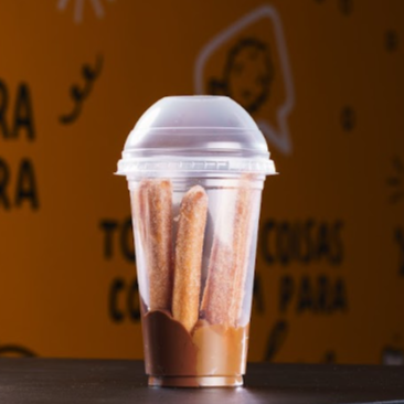 6 deliciosos churros Espanhóis empanados suavemente em uma deliciosa camada de açúcar e canela, mergulhados em uma base de doce de leite, doce de leite com amendoim ou creme de avelã. Uma sobremesa sensacional e muito saborosa para seu Dia ficar muito mais alegre.