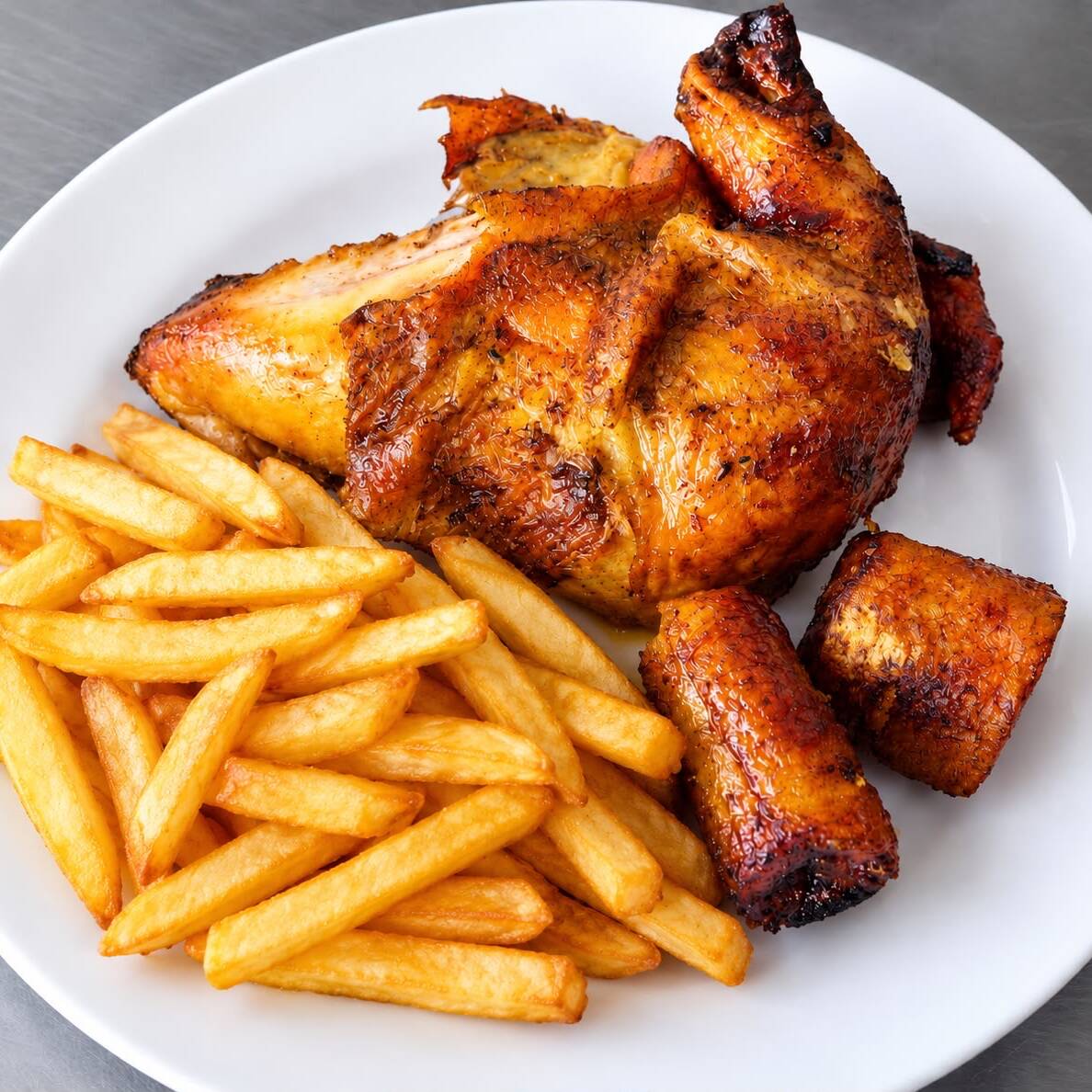 Cuarto de Pollo Asado con papas fritas y maduro