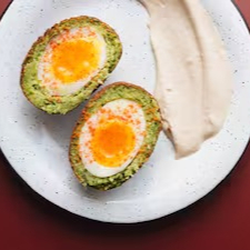 Ovo mole, envolto em massa de falafel e frito até dourar. Acompanha molho tahine.