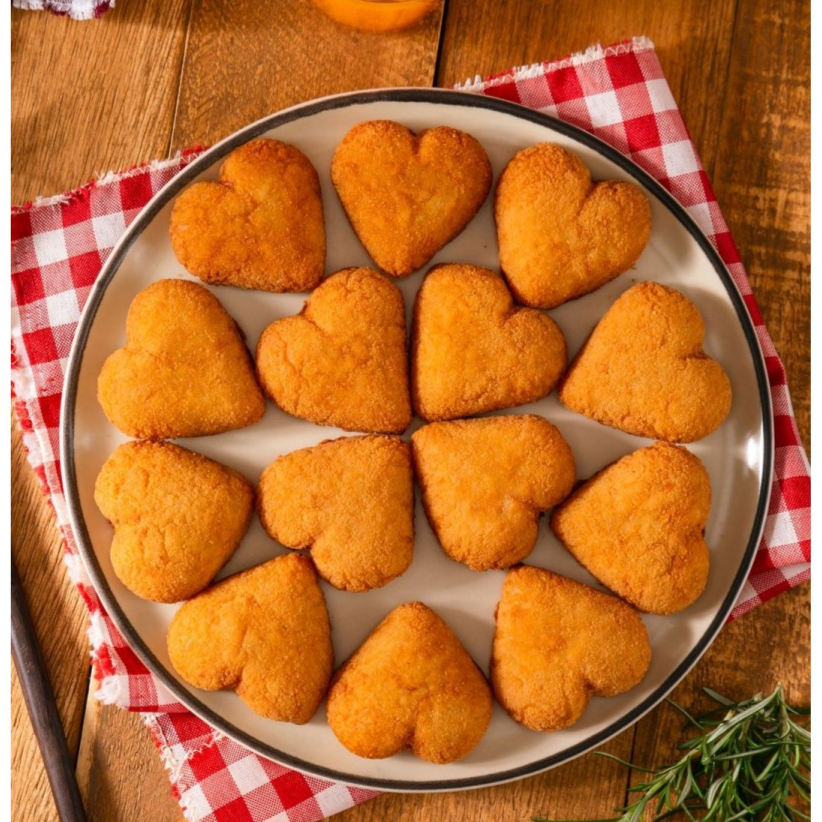 Por fora, um coração dourado. Por dentro, uma explosão de sabor com coração de galinha grelhado e queijo mussarela cremoso. Um salgado autêntico, ousado e perfeito para quem ama experiências novas e cheias de sabor! 💫