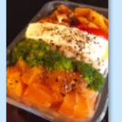 Base de arroz japonês acompanhada de cream cheese cremoso, salmão grelhado e cubos de salmão fresco, combinados com brócolis crocante, tomate cereja e finalizados com gergelim tostado. Uma explosão de texturas e sabores frescos em um prato leve e nutritivo.