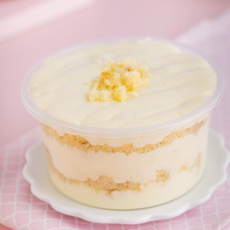 massa de bolo branca Pao de lo , intercalada com recheio de ninho