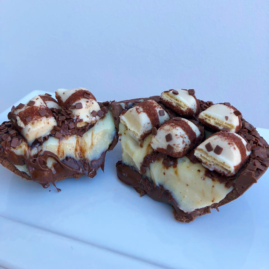 Ovo de Pascoa de Colher Kinder Bueno casca de chocolate meio amargo com recheio de chocolate branco gourmet cremoso e Nutella finalizados com Granulle de chocolate e pedaços de Kinder Bueno! Casca de 250g. Pesa aproximadamente 350g. Serve até 2 pessoas! Embalagem branca com laço e sacola presenteável!