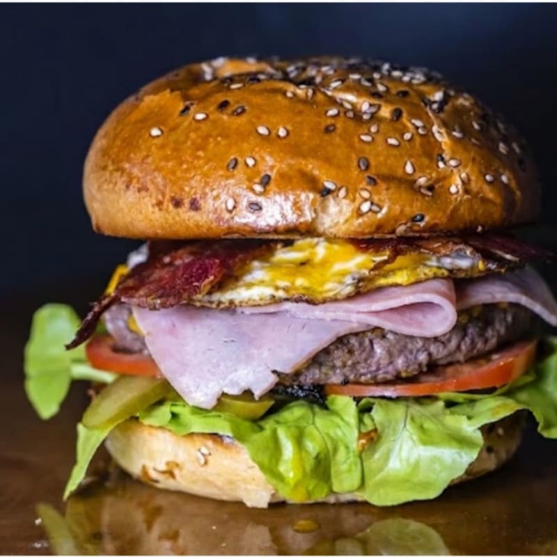 Hamburguesa Oaxaquena con Mucho Quesillo