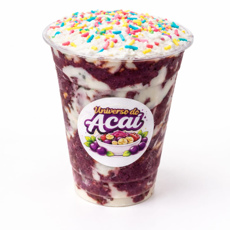 Aquela combinação que atravessa gerações e sempre agrada! Nosso açaí tradicional, bem geladinho, com bastante leite condensado e aquela camada generosa de leite em pó. Para ficar ainda mais divertido, decoramos a borda do copo com muito granulado colorido. É o sabor da infância em cada colherada!