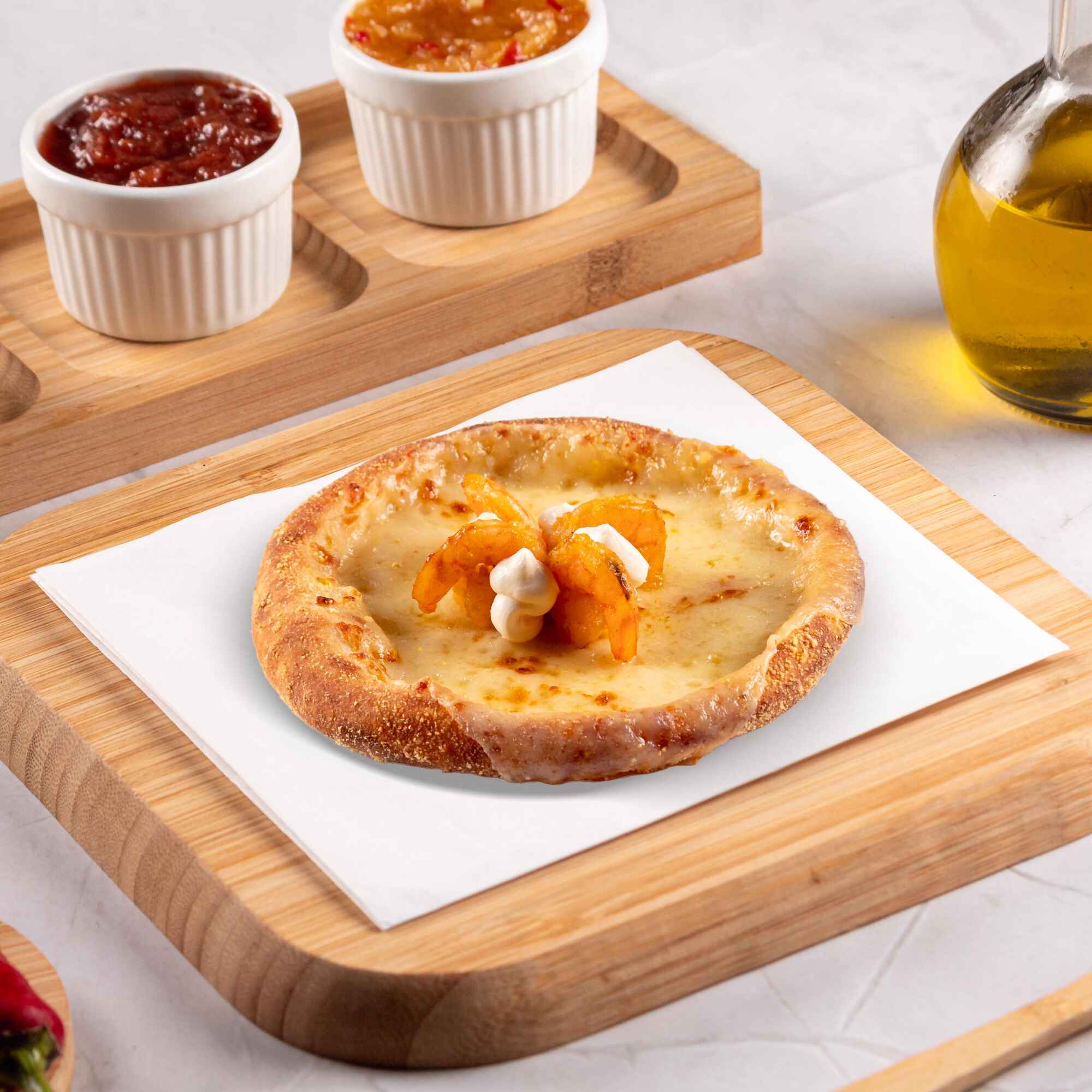 Recheada com muçarela, camarão e alho torrado, uma combinação sofisticada e cheia de sabor.