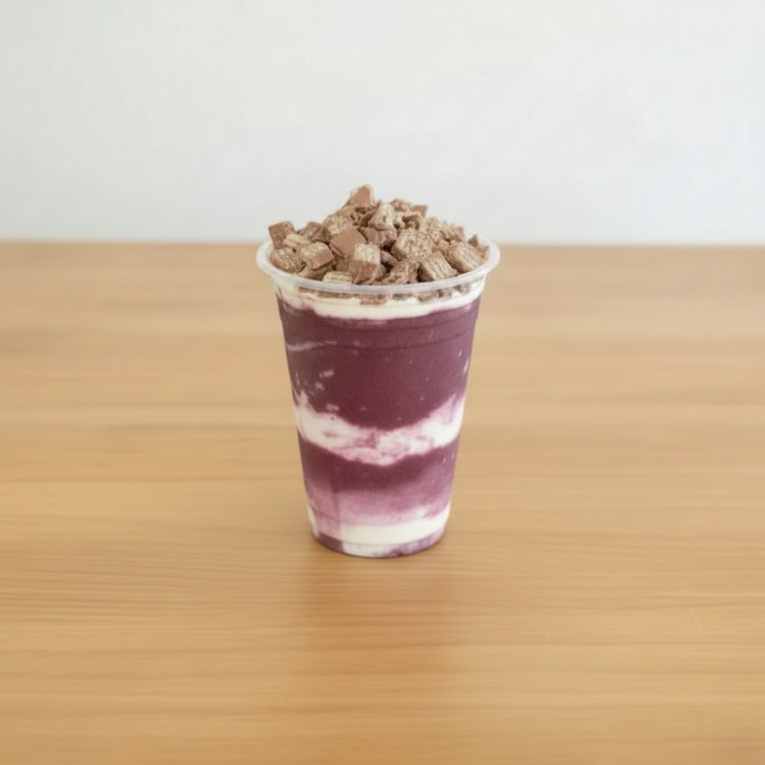( acai, morango, gotas chocolate , creme ninho e kitkat)