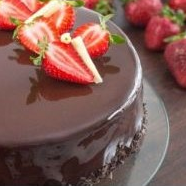 Pastel Grande de Triple Chocolate con Nuez