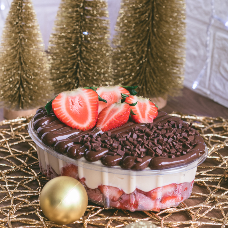 Sobremesa composta por: morangos frescos, brigadeiro cremoso de leite Ninho, brigadeiro cremoso 50% e finalizado com granulado nobre Granule. Embalagem 1 litro/(600g)