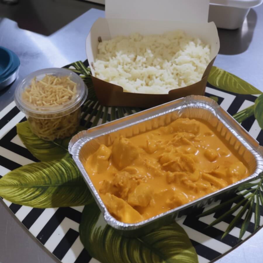 Este Strogonoff de Frango traz um toque surpreendente ao paladar. Consiste em suculentos cubos de peito de frango, enriquecido com creme de leite, champignon, milho verde e um saboroso molho de tomate, ketchup e um toque de mostarda. O prato é harmoniosamente acompanhado de um leve e aromático arroz branco, além da crocante e irresistível batata palha.