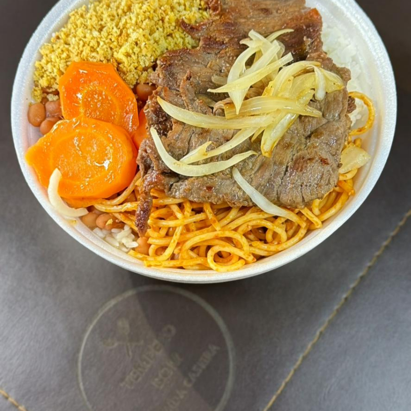 arroz branco, feijão de caldo, farofa, ovo frito, bife acebolado e saladas